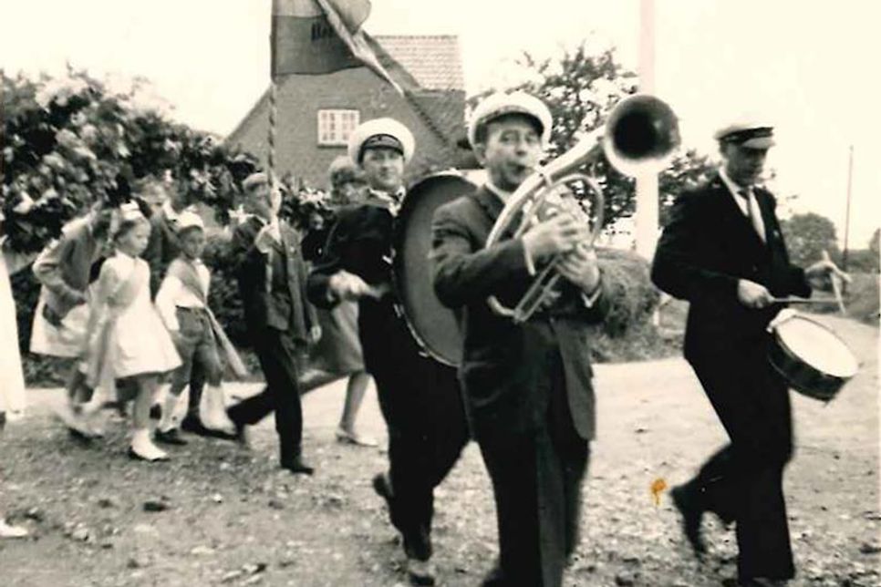 Auch in früheren Zeiten wurde der Umzug durchs Dorf von fröhlicher Musik begleitet.