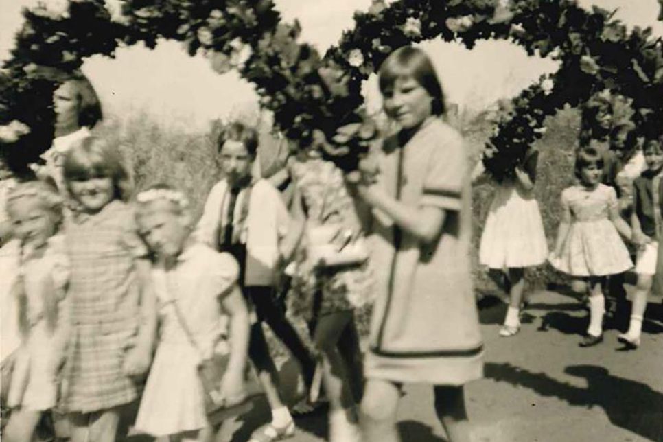 Ein Blick zurück: Damals trugen die Kinder zum Festumzug schmucke Blumenbögen.