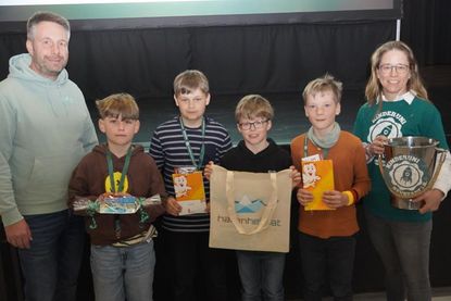 Gewinner-Kinder mit Oliver Jacobs von der Sparkasse Holstein und Aline M. Breiter von der Kinderuni.