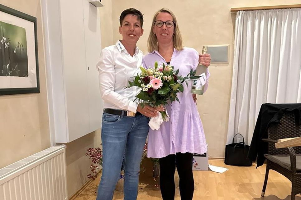 Jessica Mühlenberg (lks.) gratuliert Jasmin Jürß zur Wiederwahl.