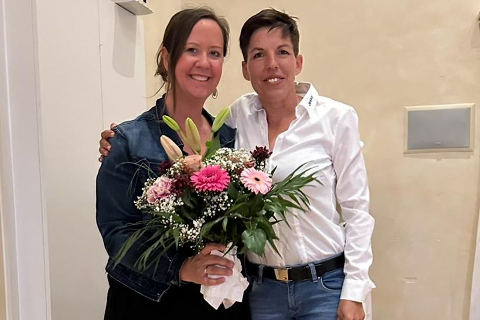Jessica Mühlenberg (re.) freut sich, dass Pressewartin Sabrina Künze die Wiederwahl zur Schriftführerin angenommen hat.