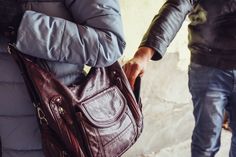 Mit Unterstützung ehrenamtlich tätiger Sicherheitsberater für Senioren und Ehrenamtlern vom Weissen Ring Ostholstein wird auf die Gefahr von Taschendiebstählen aufmerksam gemacht. (Foto: Adobestock)