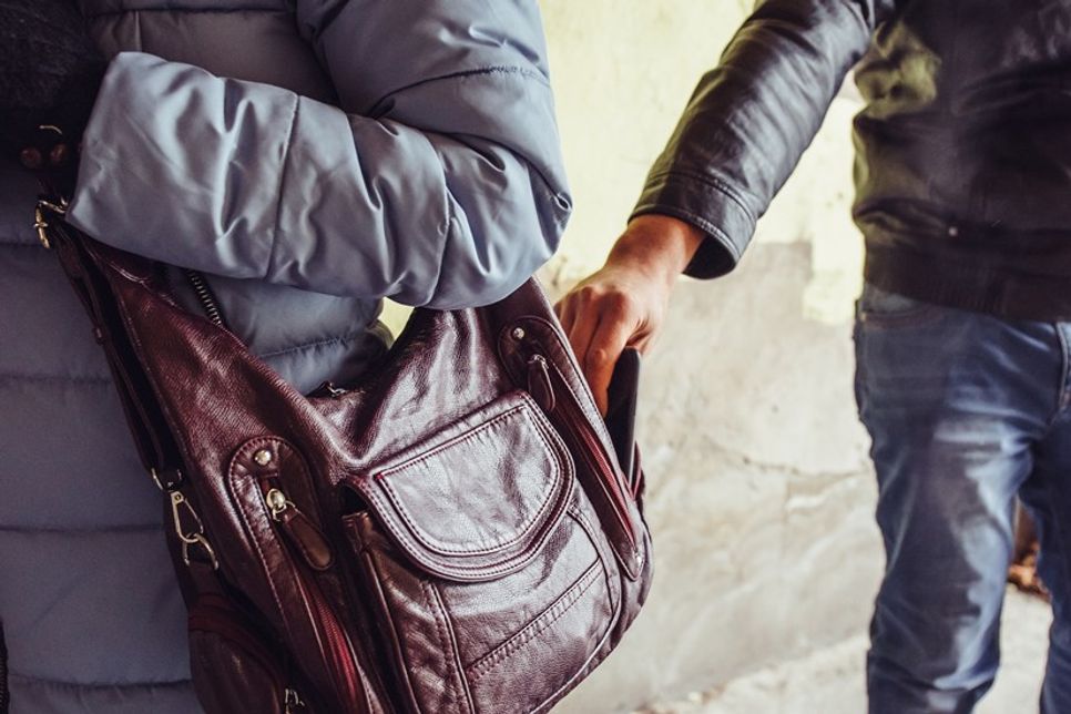 Mit Unterstützung ehrenamtlich tätiger Sicherheitsberater für Senioren und Ehrenamtlern vom Weissen Ring Ostholstein wird auf die Gefahr von Taschendiebstählen aufmerksam gemacht. (Foto: Adobestock)