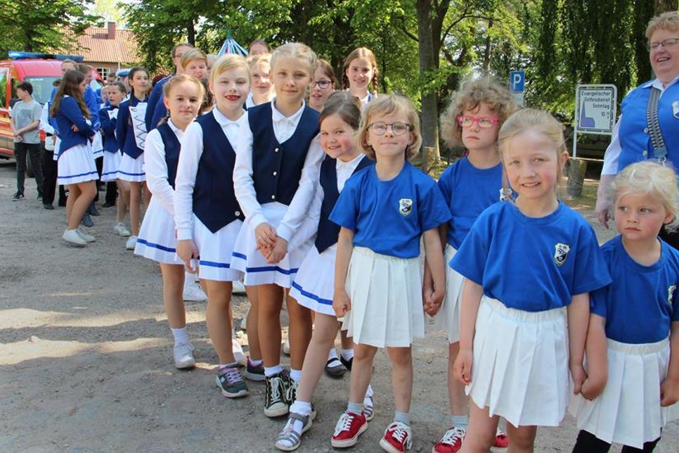 Auch die kleine Garde und die Minis sind beim Umzug und auf dem Festplatz dabei.