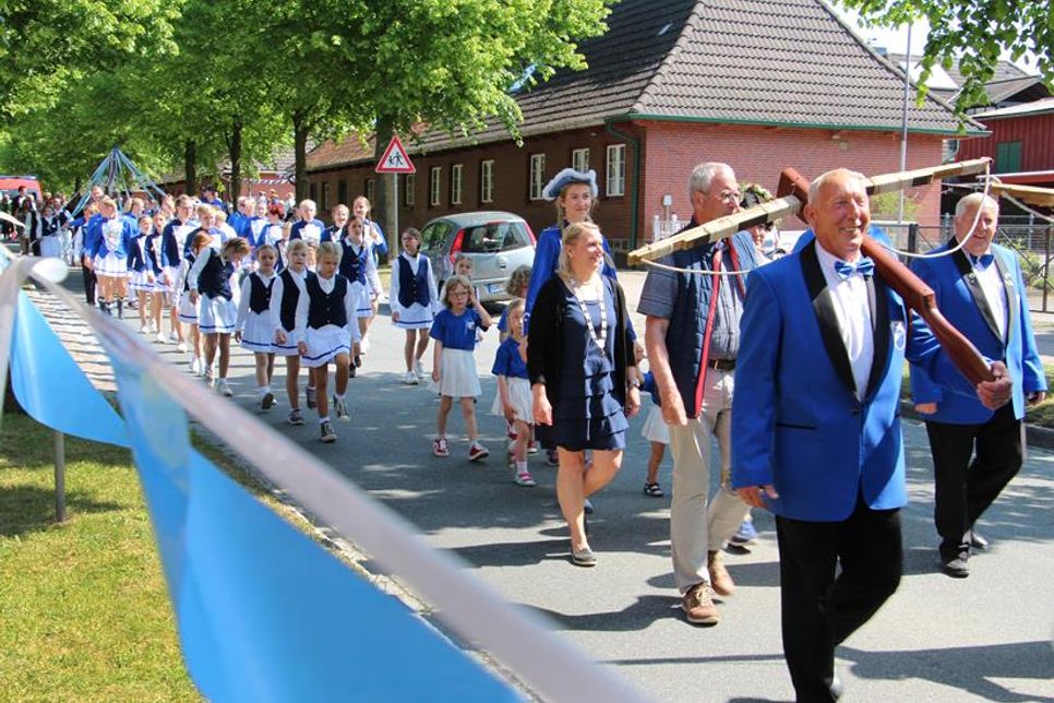 Der Festumzug startet am Pfingstsonntag um 10.30 Uhr an der Basilika und führt einmal durch den ganzen Ort.