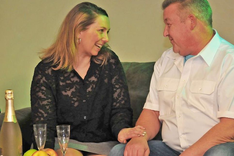 Emil (Reiner Fock) gefällt, dass Rita (Marcia Talleur) kein Blatt vor den Mund nimmt.