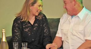 Emil (Reiner Fock) gefällt, dass Rita (Marcia Talleur) kein Blatt vor den Mund nimmt.