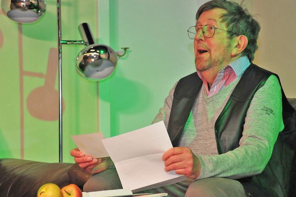 Walter (Gerhard Schöler) sichtet die Briefe der Frauen, die auf seine Heiratsannonce geantwortet hatten. Sichtlich erfreut liest er Ritas Bewerbung.