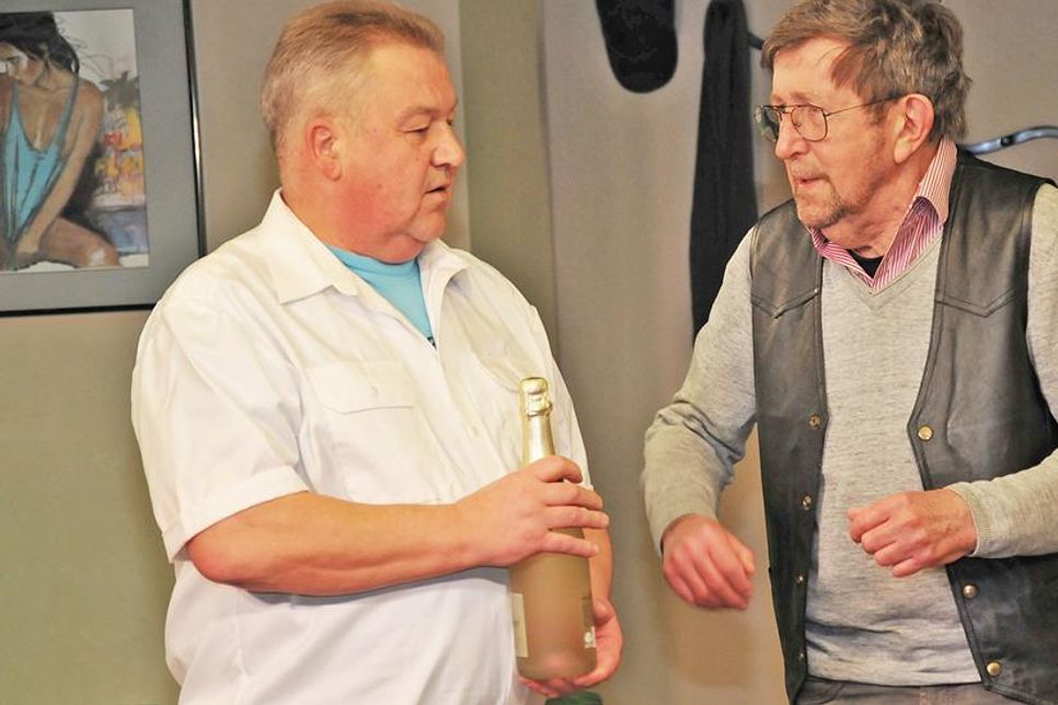 Emil (l. Reiner Fock) ahnt nicht, dass Walter (Gerhard Schöler) ihn verheiraten möchte … Steilvorlage für ein lustiges Chaos.