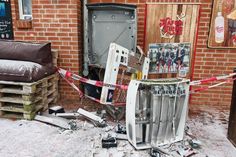 Dieser Zigarettenautomat in Niendorf/Ostsee wurde durch die Sprengung komplett zerstört.
