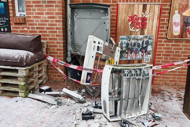 Dieser Zigarettenautomat in Niendorf/Ostsee wurde durch die Sprengung komplett zerstört.
