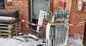 Dieser Zigarettenautomat in Niendorf/Ostsee wurde durch die Sprengung komplett zerstört.