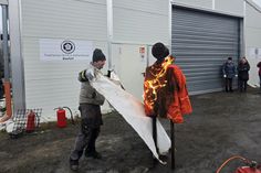 Eddie Behnke vom Tourismus-Service Kellenhusen beim Löschen einer „brennenden Person“.