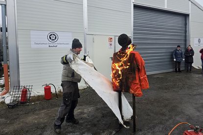 Eddie Behnke vom Tourismus-Service Kellenhusen beim Löschen einer „brennenden Person“.