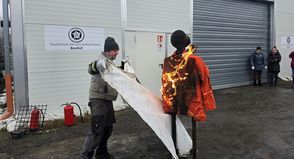 Eddie Behnke vom Tourismus-Service Kellenhusen beim Löschen einer „brennenden Person“.