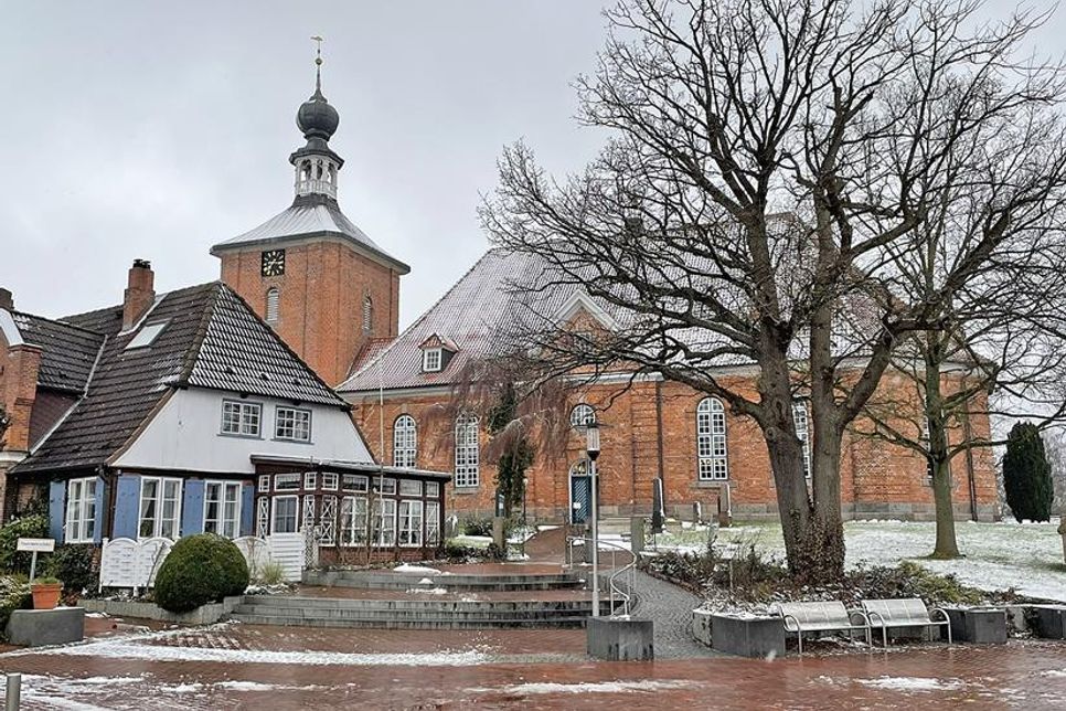 Die evangelisch-lutherische Kirche in Schönberg bildet auch an trüben Wintertagen eine malerische Kulisse.