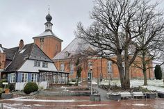 Die evangelisch-lutherische Kirche in Schönberg bildet auch an trüben Wintertagen eine malerische Kulisse.