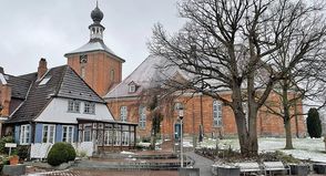 Die evangelisch-lutherische Kirche in Schönberg bildet auch an trüben Wintertagen eine malerische Kulisse.