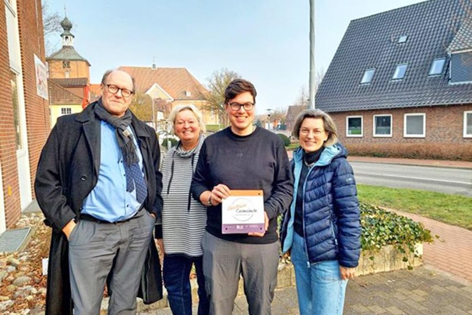 Vertreter der Kirchengemeinde Schönberg freuen sich über die Auszeichnung als ÖkoFaire Gemeinde: (v.l.) Mathias Nebendahl, Frauke Block, Jan-Steffen Neurath-Freitag, Heidi Schiller.