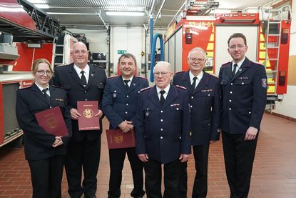 Die beförderten und geehrten Mitglieder (v. lks.) Julia Meyer, Alan Franke, Ekber Öker, Anton Fick und Hans Siegler mit Wehrführer Jacob Revenstorf.