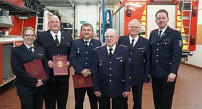 Die beförderten und geehrten Mitglieder (v. lks.) Julia Meyer, Alan Franke, Ekber Öker, Anton Fick und Hans Siegler mit Wehrführer Jacob Revenstorf.
