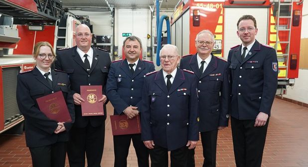 Die beförderten und geehrten Mitglieder (v. lks.) Julia Meyer, Alan Franke, Ekber Öker, Anton Fick und Hans Siegler mit Wehrführer Jacob Revenstorf.