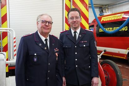 Carsten Stahl (lks.) erhielt von Wehrführer Jacob Revenstorf das Brandschutz-Ehrenzeichen in Gold für 40 Jahre aktiven Feuerwehrdienst.