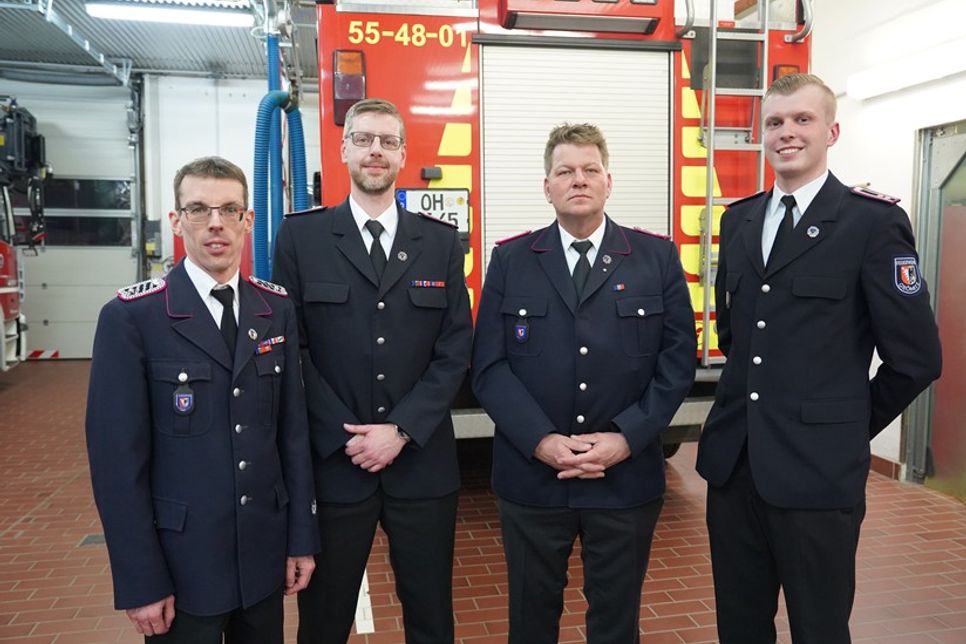 Die wiedergewählten Vorstandsmitglieder (v. lks.) Kassenwart Stefan Sohrweide, Schriftwart Sven Sindt und Maschinist HLF 10 Jan Gutowsky mit dem neuen Kassenprüfer Tino Steffen.