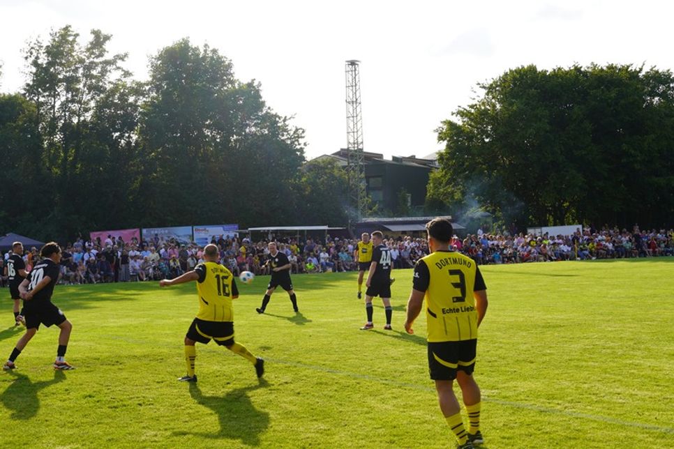 Ein Muss für jeden Fußballfan. Die Traditionsmannschaft von Borussia Dortmund, die Bundesliga All-Stars und die Gastro-Kicker spielen beim 17. Benefiz-Turnier für krebskranke Kinder.