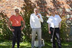 Schönwaldes Bürgermeister Olaf Schöning, Lensahns Bürgervorsteher Klaus Winter und Pastor Jörg Reimann (v. lks.) begrüßten die Gäste an der St. Katharinen-Kirche.