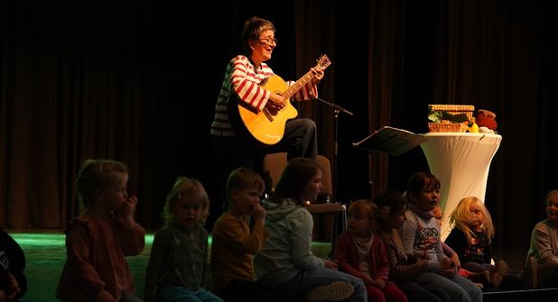 Ganz nah dran: Bei der Kinder-Kulturmatinee durften die Kinder, die wollten, auf die Bühne kommen.