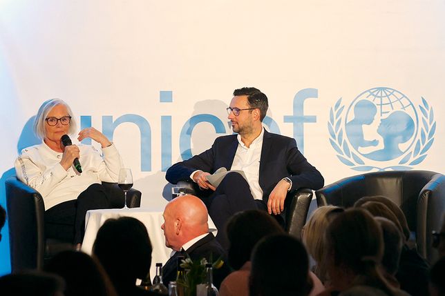 „Unterhaltung am Meer“-Macherin Rotraud Schwarz mit NDR-Moderator Christopher Scheffelmeier.