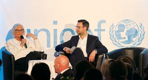 „Unterhaltung am Meer“-Macherin Rotraud Schwarz mit NDR-Moderator Christopher Scheffelmeier.