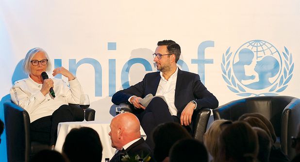 „Unterhaltung am Meer“-Macherin Rotraud Schwarz mit NDR-Moderator Christopher Scheffelmeier.