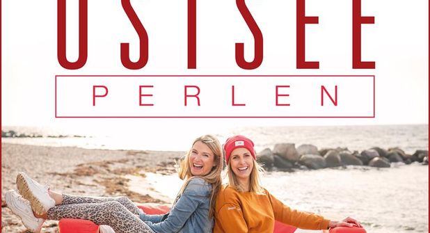 Gesche Muchow (lks.) und Kristina Kolbe nehmen in ihrem Podcast die Kleinstadt unter die Lupe und plaudern aus dem Nähkästchen.