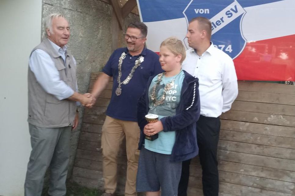 1. Vorsitzender GSV Jürgen Fischer, Schützenkönig Mario Bielarz, Kinderschützenkönig Lukas Blunck und Ortswehrführer Julian Wilken (v. lks.).