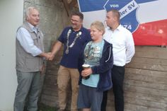 1. Vorsitzender GSV Jürgen Fischer, Schützenkönig Mario Bielarz, Kinderschützenkönig Lukas Blunck und Ortswehrführer Julian Wilken (v. lks.).