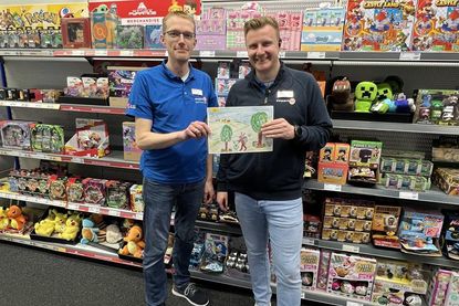 Marktleiter Michael Warstatis (re.) wirbt gemeinsam mit dem stellvertretenden Marktleiter Norman Bock für die kreative Kinderaktion mit wohltätigem Zweck bei expert.