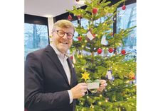Auch Bürgermeister Sven Partheil-Böhnke „pflückt“ jedes Jahr einen Wunsch vom „Weihnachts-Wunschbaum“, um einem Kind eine kleine Freude zu bereiten.