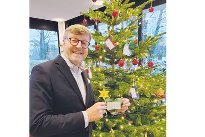 Auch Bürgermeister Sven Partheil-Böhnke „pflückt“ jedes Jahr einen Wunsch vom „Weihnachts-Wunschbaum“, um einem Kind eine kleine Freude zu bereiten.