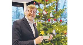 Auch Bürgermeister Sven Partheil-Böhnke „pflückt“ jedes Jahr einen Wunsch vom „Weihnachts-Wunschbaum“, um einem Kind eine kleine Freude zu bereiten.