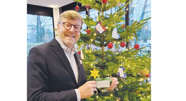 Auch Bürgermeister Sven Partheil-Böhnke „pflückt“ jedes Jahr einen Wunsch vom „Weihnachts-Wunschbaum“, um einem Kind eine kleine Freude zu bereiten.