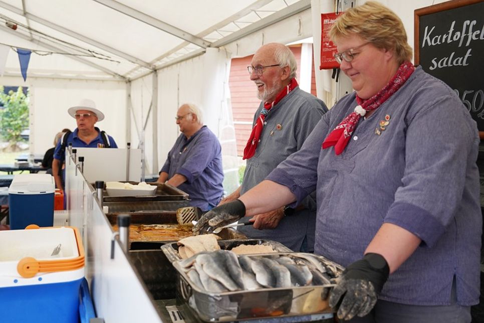 Gute Laune und köstlicher Hering: An den Pfannen wurde der Hering frisch paniert und gebraten, in echter Butter, wie ein Amtsbruder verriet.