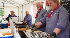 Gute Laune und köstlicher Hering: An den Pfannen wurde der Hering frisch paniert und gebraten, in echter Butter, wie ein Amtsbruder verriet.