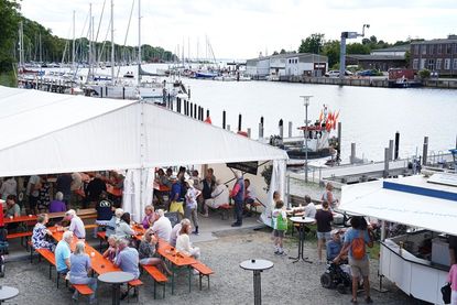 Während im Festzelt Shantys und Seemannslieder für Stimmung sorgten, genossen andere den Blick auf den Hafen.