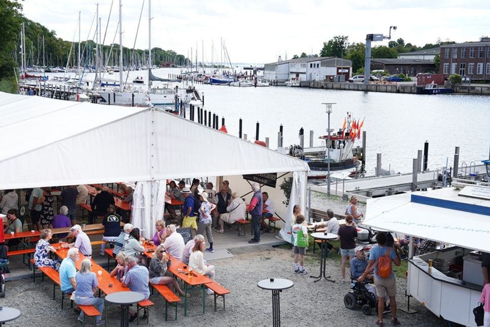Während im Festzelt Shantys und Seemannslieder für Stimmung sorgten, genossen andere den Blick auf den Hafen.