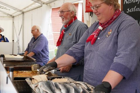 Gute Laune und köstlicher Hering: An den Pfannen wurde der Hering frisch paniert und gebraten, in echter Butter, wie ein Amtsbruder verriet.