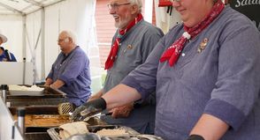 Gute Laune und köstlicher Hering: An den Pfannen wurde der Hering frisch paniert und gebraten, in echter Butter, wie ein Amtsbruder verriet.