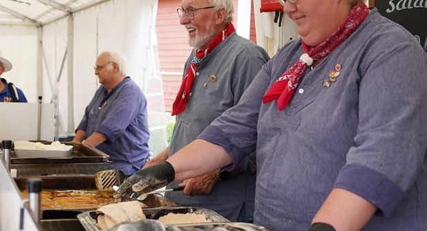 Gute Laune und köstlicher Hering: An den Pfannen wurde der Hering frisch paniert und gebraten, in echter Butter, wie ein Amtsbruder verriet.