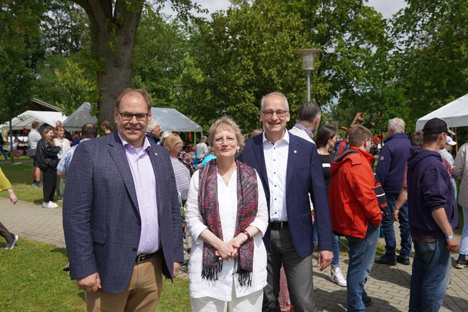 Neustadts Bürgermeister Mirko Spieckermann, Einrichtungsleiterin Michaela Kersting und Geschäftsführer des Hamburger Lebenshilfe-Werks Carsten Krüger (v. lks.).